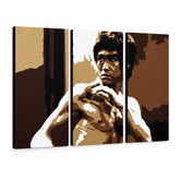 Dipinto a mano POP Art AL Bruce Lee 3 pezzi lee – Visualizzazione 3D del quadro dipinto a mano su sfondo bianco. Colori dominanti: marrone, beige, nero, oro, bianco.