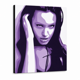 Dipinto a mano POP Art Angelina Jolie 1 parte aj2 – Visualizzazione 3D del quadro dipinto a mano su sfondo bianco. Colori dominanti: viola, nero, bianco.