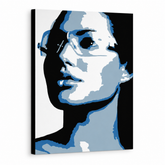Dipinto a mano POP Art Angelina Jolie 1 pezzo addirittura – Visualizzazione 3D del quadro dipinto a mano su sfondo bianco. Colori dominanti: blu, grigio, nero.