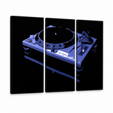 Dipinto a mano POP Art pittura DJ 3 pezzi dj6 – Visualizzazione 3D del quadro dipinto a mano su sfondo bianco. Colori dominanti: nero, blu, bianco.