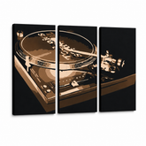 Pittura POP Art dipinta a mano DJ 3 pezzi dj2 – Visualizzazione 3D del quadro dipinto a mano su sfondo bianco. Colori dominanti: nero, marrone, beige.