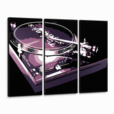 Pittura POP Art dipinta a mano DJ 3 pezzi – Visualizzazione 3D del quadro dipinto a mano su sfondo bianco. Colori dominanti: nero, viola, bianco.