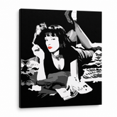 Pittura POP Art dipinta a mano PULP FICTION 1 pezzo pulp6 – Visualizzazione 3D del quadro dipinto a mano su sfondo bianco. Colori dominanti: nero, bianco, rosso.