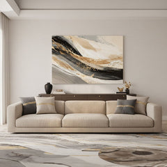 Quadro di astrazione beige e nera con onde dorate in soggiorno sopra il divano