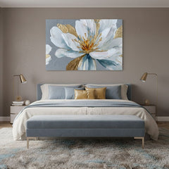 Quadro di un fiore bianco con petali blu e dorati in camera da letto sopra il letto