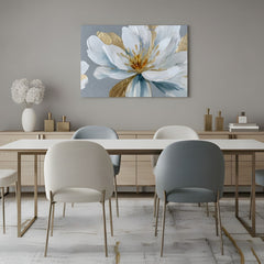 Quadro di un fiore bianco con petali blu e dorati in sala da pranzo sopra il tavolo