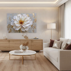 Quadro con fiore bianco su sfondo oro-grigio in soggiorno sopra la cassettiera vicino al divano