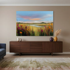 Quadro prato con fiori selvatici in soggiorno sopra la credenza