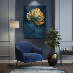 Quadro con foglia di ginkgo dorata in soggiorno blu scuro sopra una poltrona blu