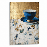 Quadro moderno con tazza da tè blu e dettagli oro, visualizzazione 3D della tela con telaio in legno, stile elegante per interni firmato Papilora.