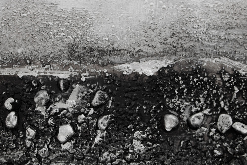 Dettaglio delle transizioni cromatiche sul quadro dipinto a mano con motivo a linee orizzontali astratte nei toni del bianco e nero – delicate pennellate acriliche.