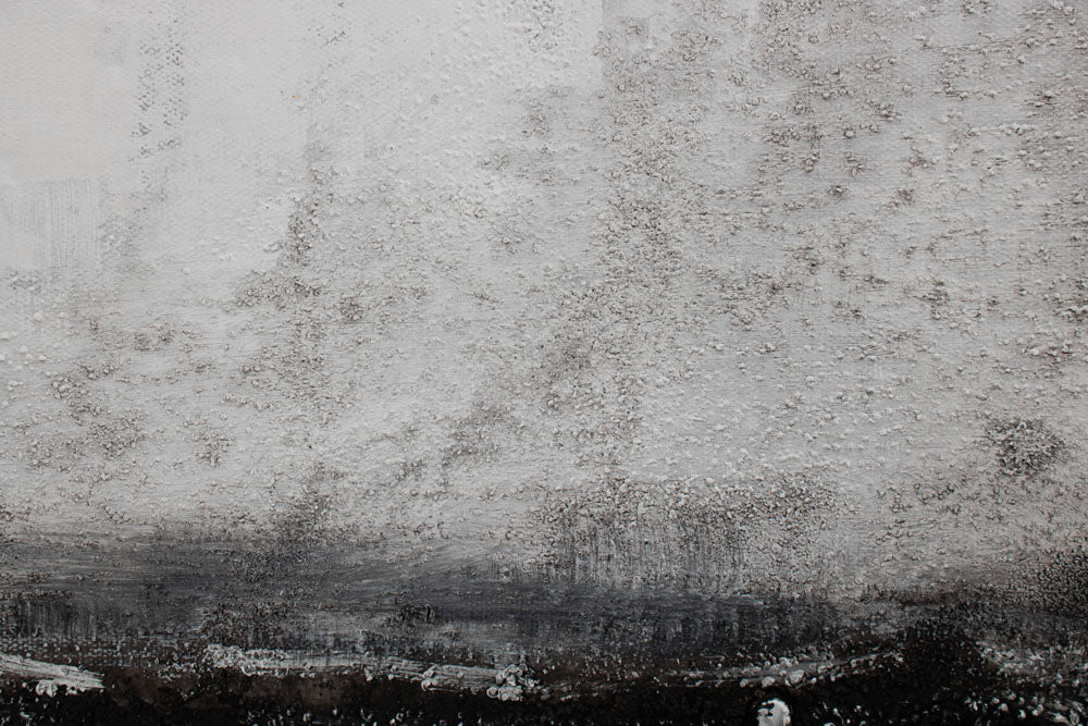 Macro dettaglio del quadro dipinto a mano con motivo a linee orizzontali astratte nei toni del bianco e nero – texture visibile delle pennellate acriliche e rilievo, Papilora.