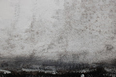 Macro dettaglio del quadro dipinto a mano con motivo a linee orizzontali astratte nei toni del bianco e nero – texture visibile delle pennellate acriliche e rilievo, Papilora.