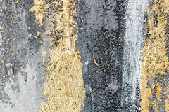Dettaglio della pennellata sul quadro dipinto a mano con motivo a strisce verticali dorate e grigie – primo piano sugli strati di colore.