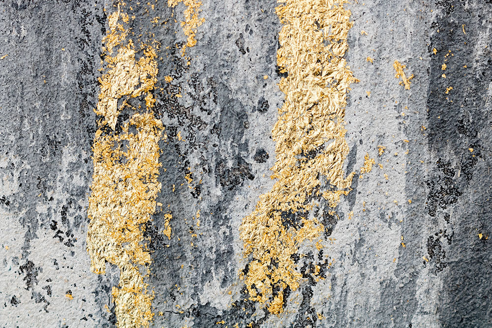 Dettaglio della superficie della tela ARTMIE 340 g/m² con motivo a strisce verticali dorate e grigie – texture in rilievo visibile della pittura a mano.