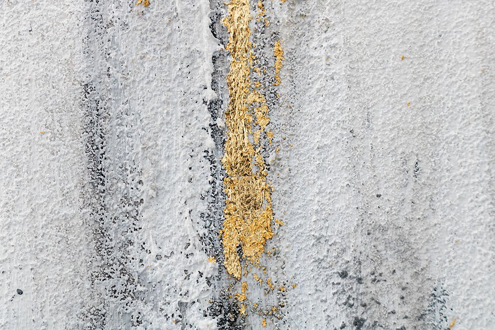 Dettaglio delle transizioni di colore sul quadro dipinto a mano con motivo a strisce verticali dorate e grigie – delicate pennellate acriliche.