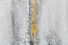 Dettaglio delle transizioni di colore sul quadro dipinto a mano con motivo a strisce verticali dorate e grigie – delicate pennellate acriliche.