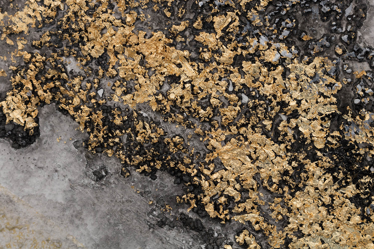 Dettaglio della pennellata sul quadro dipinto a mano con motivo astratto a strisce nere, dorate e bianche – vista ravvicinata degli strati di colore.