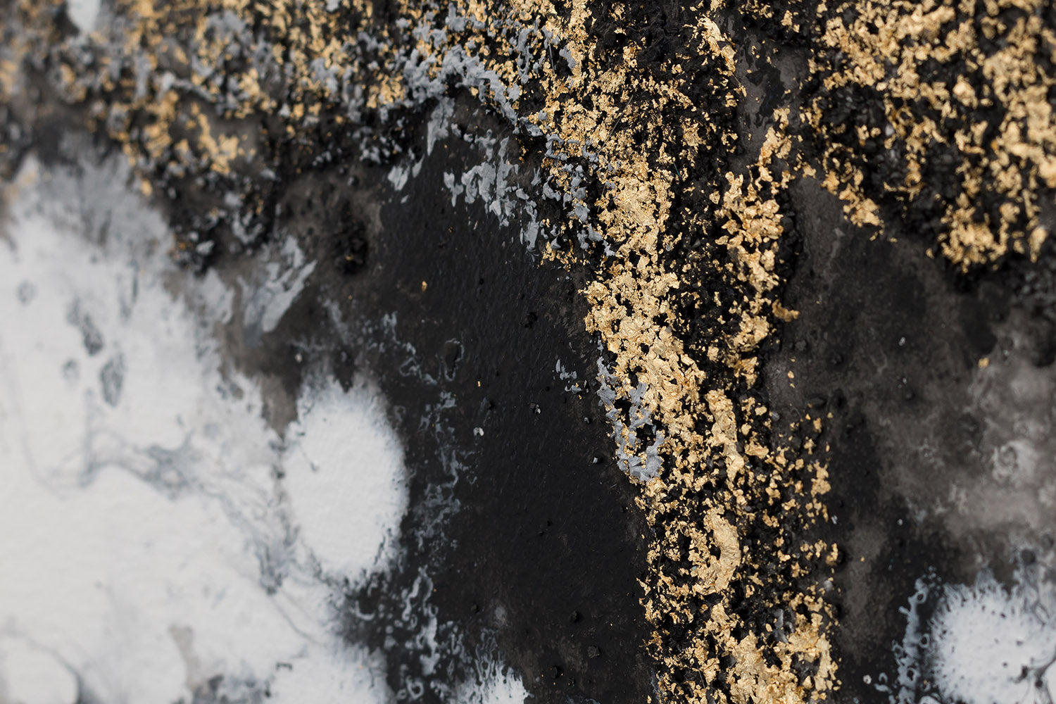 Dettaglio della superficie della tela ARTMIE 340 g/m² con motivo astratto a strisce nere, dorate e bianche – texture in rilievo visibile della pittura a mano.