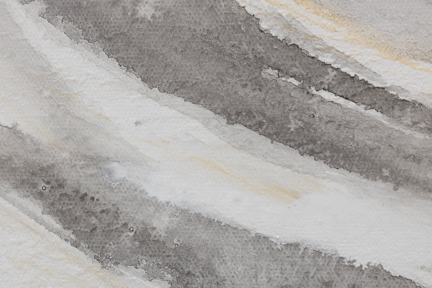 Dettaglio delle transizioni di colore sul quadro dipinto a mano con motivo astratto a strisce nere, dorate e bianche – delicati tratti acrilici.