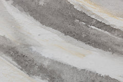 Dettaglio delle transizioni di colore sul quadro dipinto a mano con motivo astratto a strisce nere, dorate e bianche – delicati tratti acrilici.