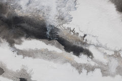 Macro dettaglio del quadro dipinto a mano con motivo astratto a strisce nere, dorate e bianche – texture visibile dei tratti acrilici e rilievo, Papilora.
