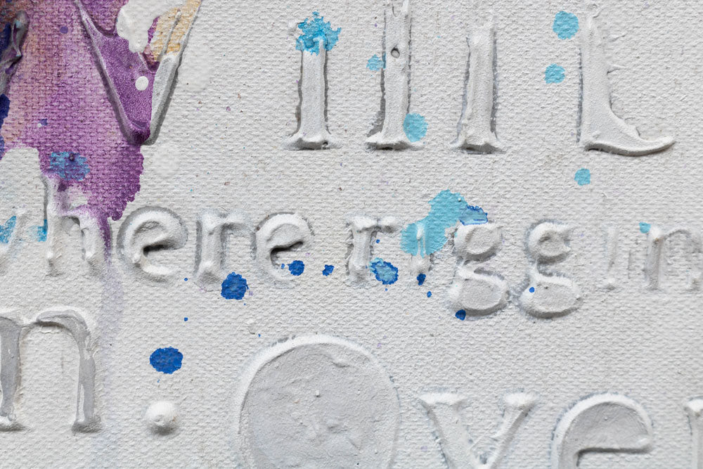 Dettaglio della superficie della tela ARTMIE 340 g/m² con motivo a cuore di cerchi viola e rosa – texture in rilievo visibile della pittura a mano.