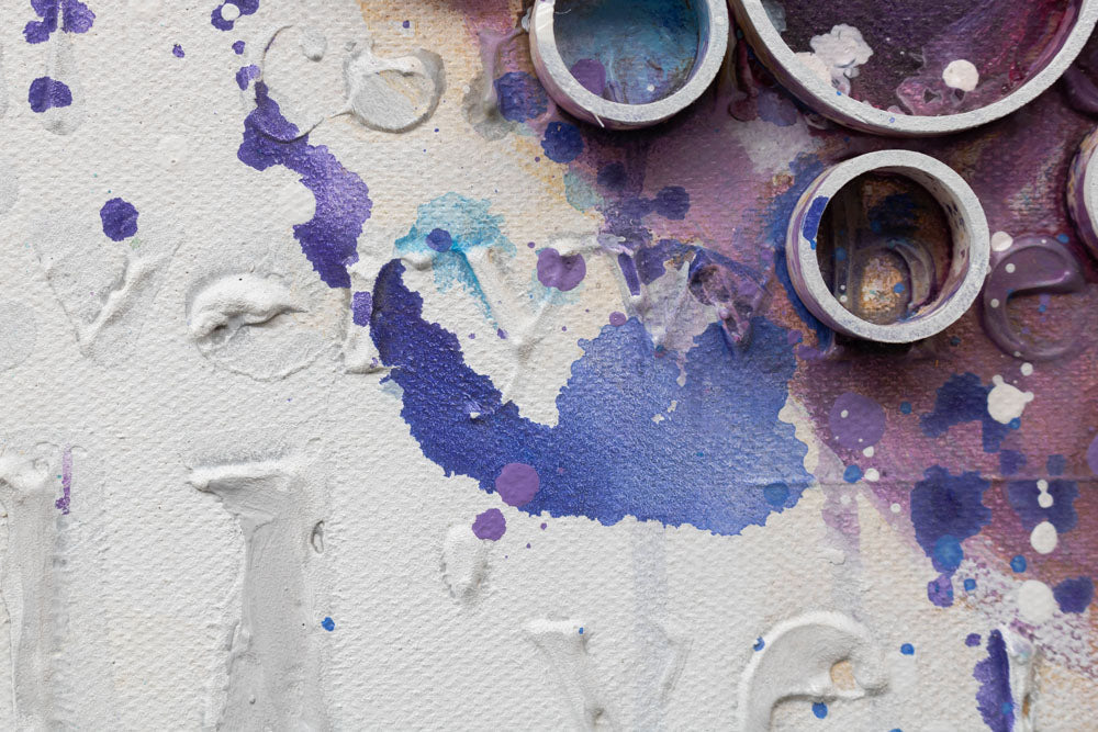 Dettaglio delle sfumature di colore sul quadro dipinto a mano con motivo a cuore di cerchi viola e rosa – delicate pennellate acriliche.