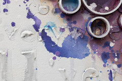 Dettaglio delle sfumature di colore sul quadro dipinto a mano con motivo a cuore di cerchi viola e rosa – delicate pennellate acriliche.