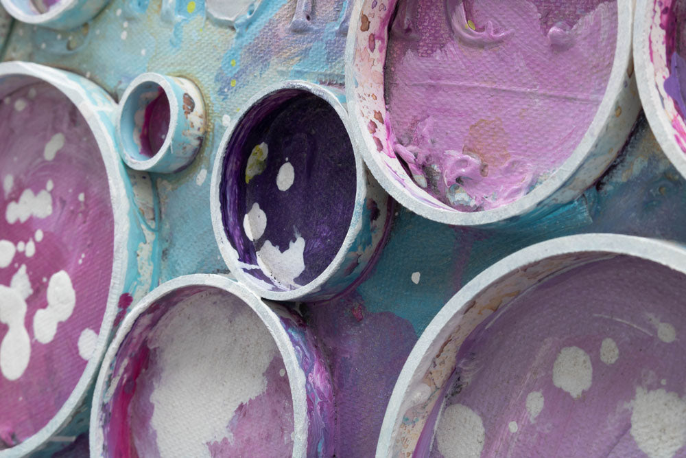 Macro dettaglio del quadro dipinto a mano con motivo a cuore di cerchi viola e rosa – texture visibile delle pennellate acriliche e rilievo, Papilora.