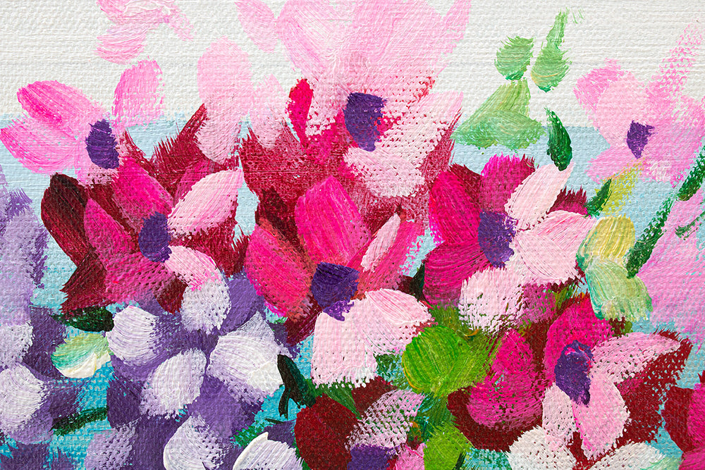 Macro dettaglio del quadro dipinto a mano con motivo di natura morta floreale al mare in colori pastello – texture visibile delle pennellate acriliche e rilievo, Papilora.