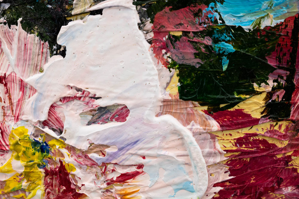 Dettaglio della pennellata sul quadro dipinto a mano con motivo vaso di fiori nei toni blu-rosa – vista ravvicinata degli strati di colore.