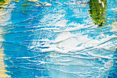 Dettaglio della superficie della tela ARTMIE 340 g/m² con motivo vaso di fiori nei toni blu-rosa – texture in rilievo visibile della pittura a mano.