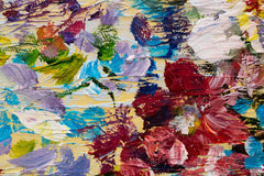 Macro dettaglio del quadro dipinto a mano con motivo vaso di fiori nei toni blu-rosa – texture visibile delle pennellate acriliche e rilievo, Papilora.