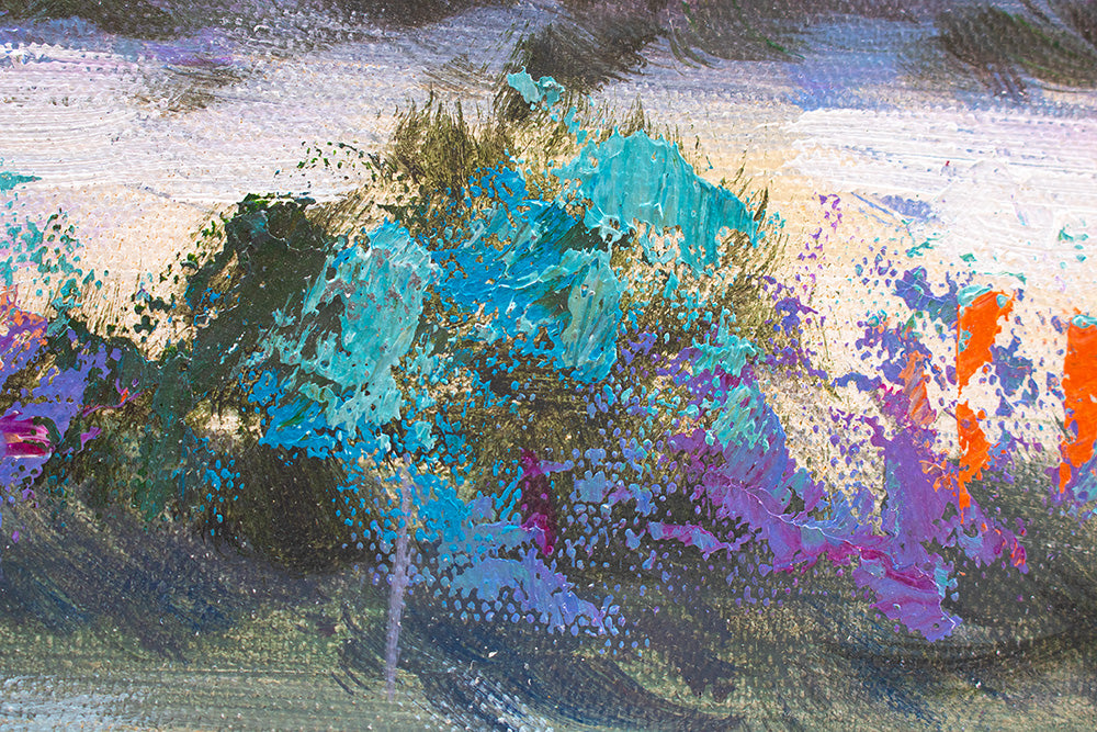 Macro dettaglio del quadro dipinto a mano con motivo paesaggio con campi di lavanda in colori pastello – texture visibile dei tratti acrilici e rilievo, Papilora.