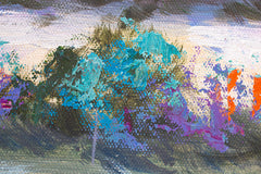 Macro dettaglio del quadro dipinto a mano con motivo paesaggio con campi di lavanda in colori pastello – texture visibile dei tratti acrilici e rilievo, Papilora.
