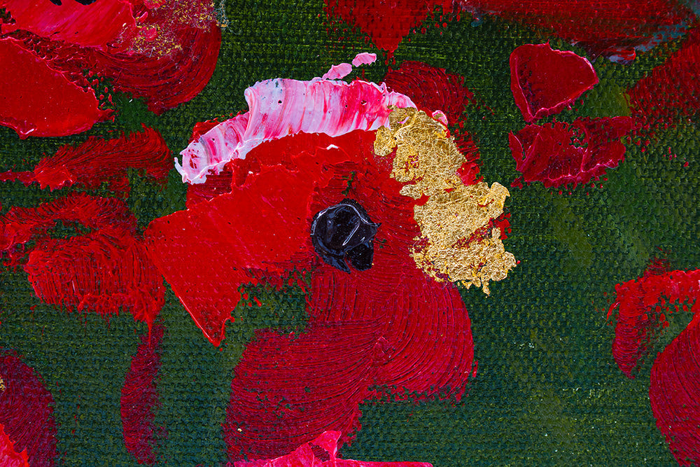 Dettaglio della superficie della tela ARTMIE 340 g/m² con motivo campo fiorito nei toni del rosso e del verde – texture in rilievo visibile della pittura a mano.