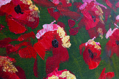 Dettaglio delle transizioni di colore sul quadro dipinto a mano con motivo campo fiorito nei toni del rosso e del verde – delicate pennellate acriliche.