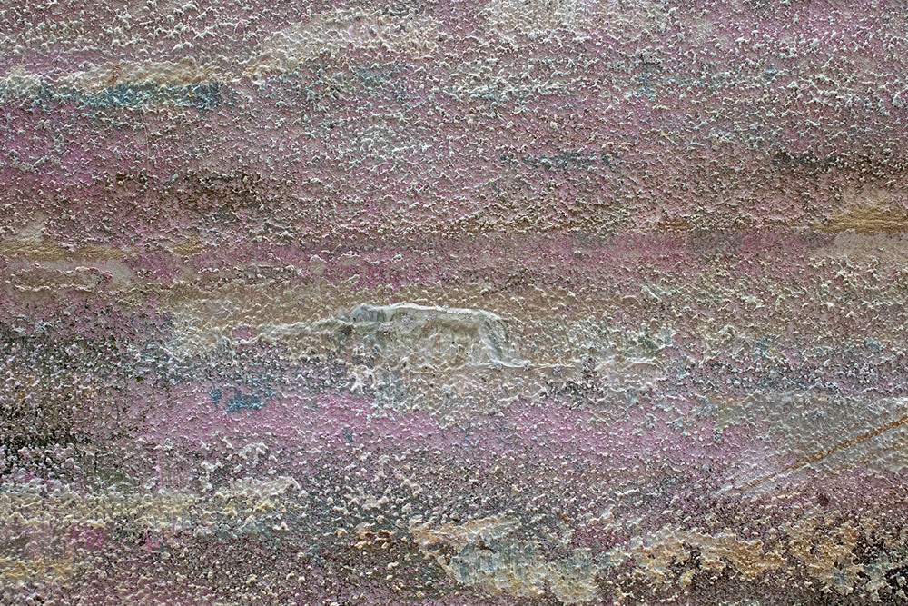 Dettaglio della pennellata sul quadro dipinto a mano con motivo paesaggio tranquillo in delicate tonalità pastello – una vista ravvicinata degli strati di colore.