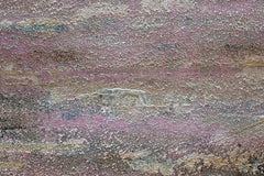 Dettaglio della pennellata sul quadro dipinto a mano con motivo paesaggio tranquillo in delicate tonalità pastello – una vista ravvicinata degli strati di colore.