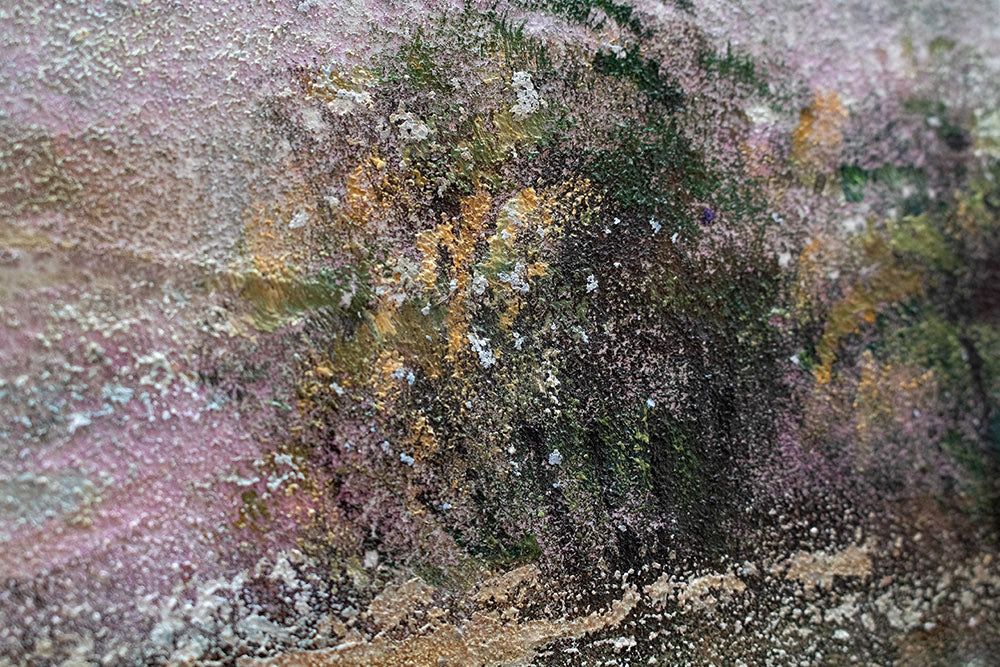 Dettaglio della superficie della tela ARTMIE 340 g/m² con motivo paesaggio tranquillo in delicate tonalità pastello – texture in rilievo visibile della pittura a mano.