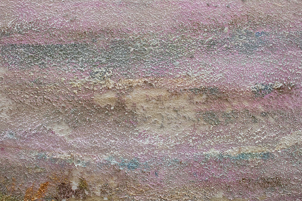Dettaglio delle transizioni di colore sul quadro dipinto a mano con motivo paesaggio tranquillo in delicate tonalità pastello – delicate pennellate acriliche.