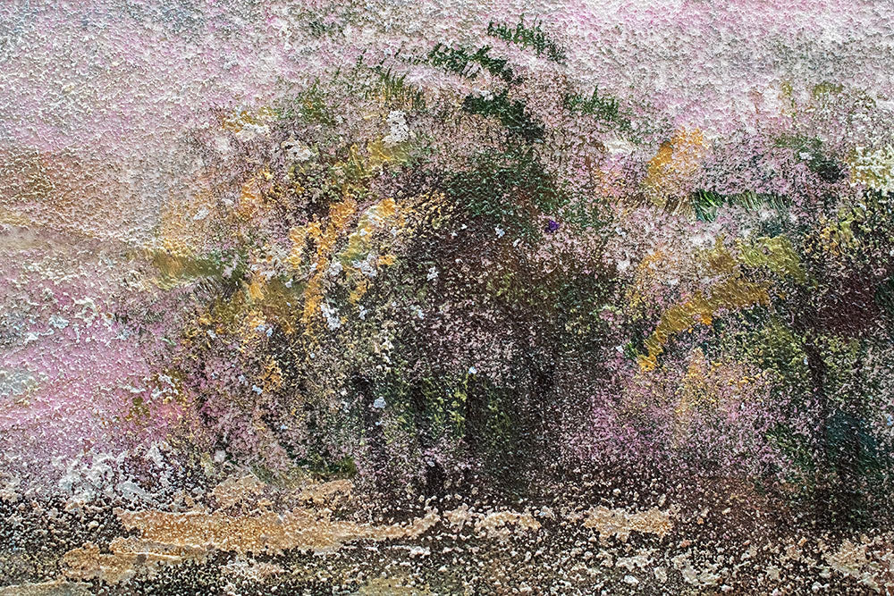 Macro dettaglio del quadro dipinto a mano con motivo paesaggio tranquillo in delicate tonalità pastello – texture visibile delle pennellate acriliche e rilievo, Papilora.