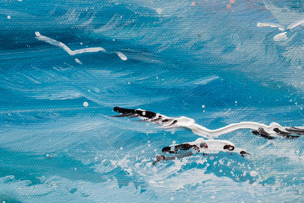 Dettaglio della pennellata sul quadro dipinto a mano con motivo mare in tempesta nei colori blu e bianco – vista ravvicinata degli strati di colore.