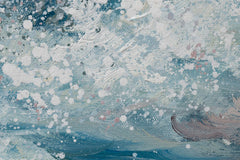 Dettaglio della superficie della tela ARTMIE 340 g/m² con motivo mare in tempesta nei colori blu e bianco – texture a rilievo visibile della pittura a mano.