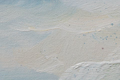 Dettaglio delle transizioni di colore sul quadro dipinto a mano con motivo mare in tempesta nei colori blu e bianco – delicati tratti acrilici.