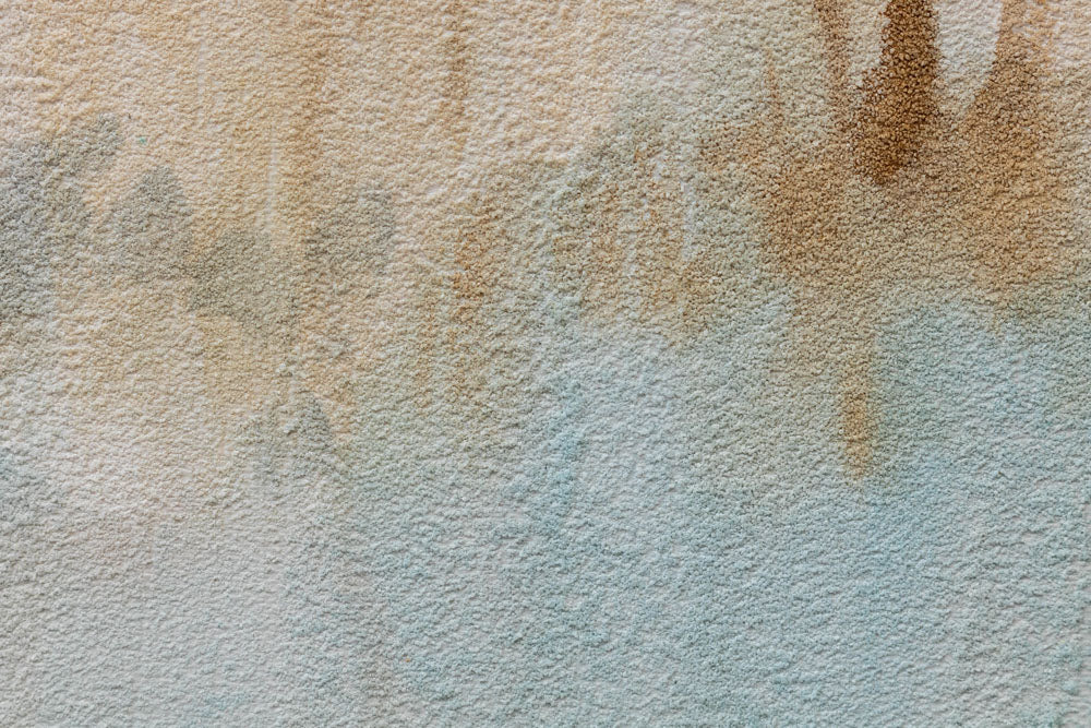 Dettaglio della superficie della tela ARTMIE 340 g/m² con motivo paesaggio di alberi nei colori blu e marrone �� texture in rilievo visibile della pittura a mano.