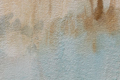 Dettaglio della superficie della tela ARTMIE 340 g/m² con motivo paesaggio di alberi nei colori blu e marrone �� texture in rilievo visibile della pittura a mano.