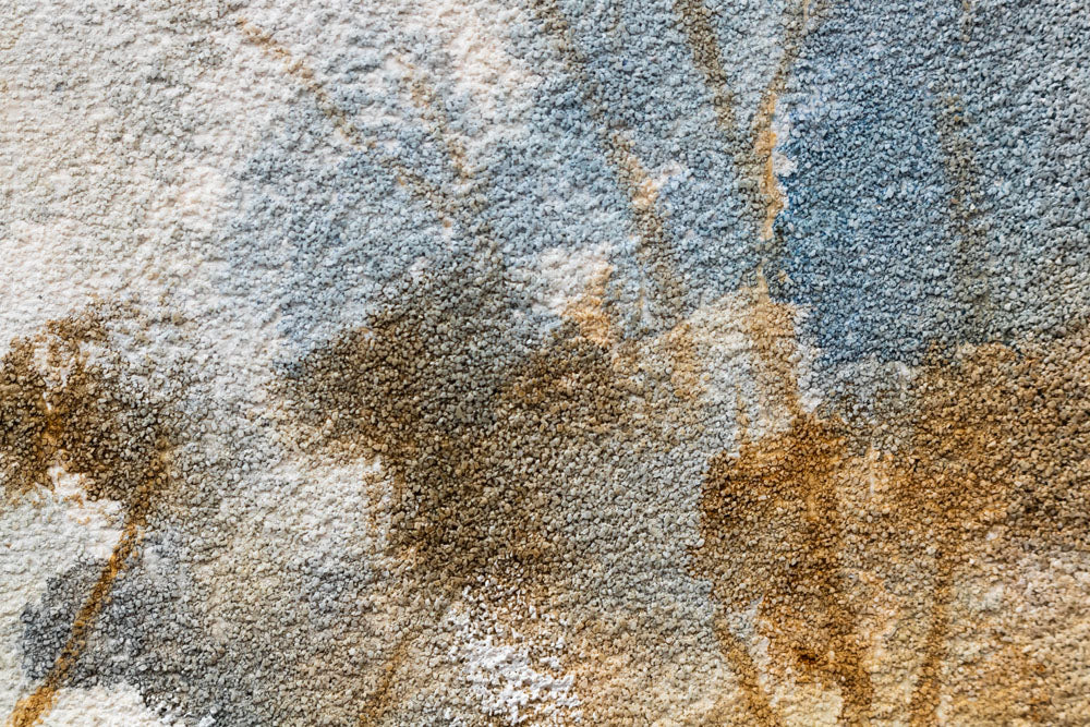 Dettaglio delle sfumature di colore sul quadro dipinto a mano con motivo paesaggio di alberi nei colori blu e marrone – delicati tratti acrilici.