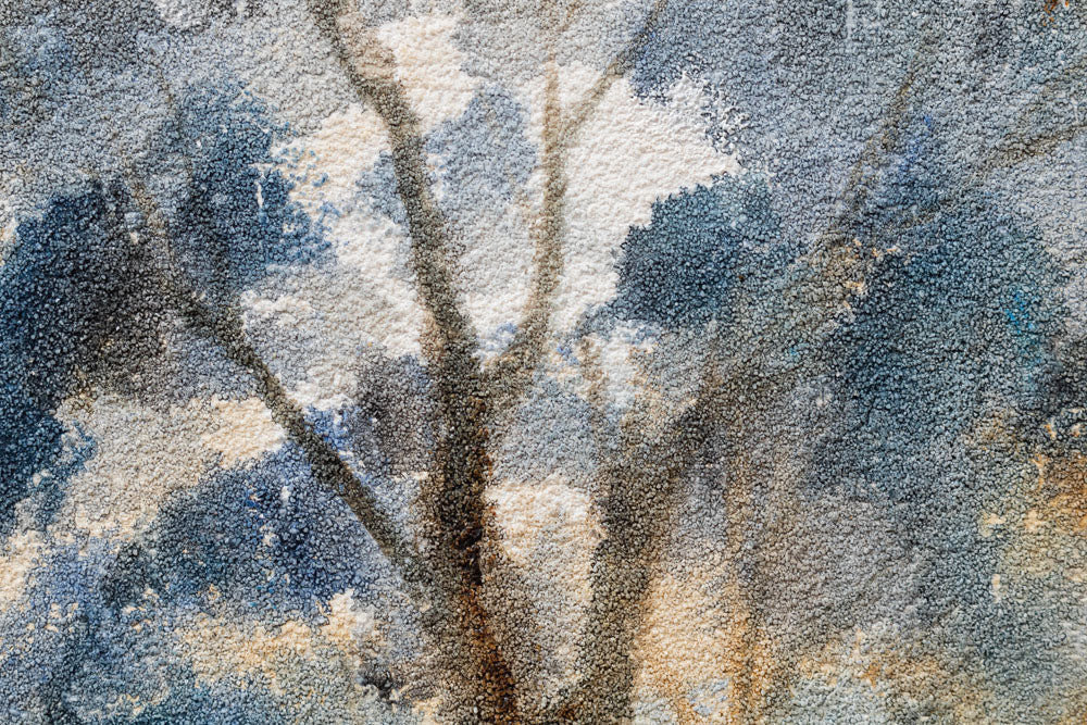 Macro dettaglio del quadro dipinto a mano con motivo paesaggio di alberi nei colori blu e marrone – texture visibile dei tratti acrilici e rilievo, Papilora.